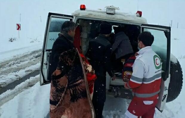 انتقال۲مادر باردار گرفتارشده در برف از روستای گل احمد به مراکز درمان