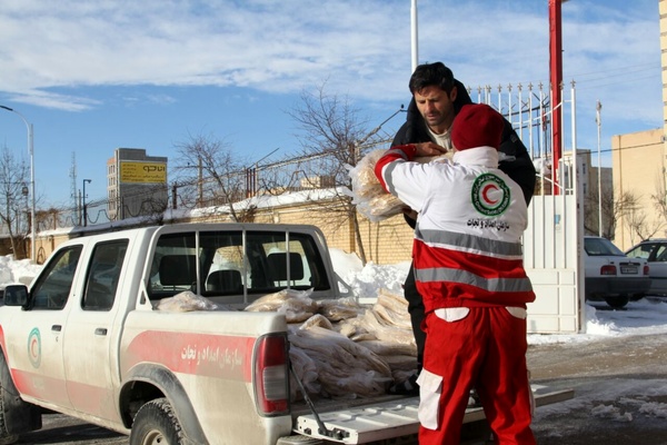 تامین موادغذایی به میزان ۱۰۰ میلیون ریال برای روستاییان گرفتار در برف