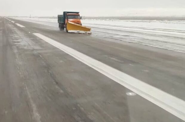انجام عملیات برف روبی در باند فرودگاه اردبیل